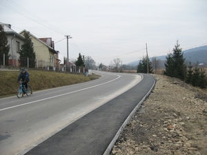 Chodník v obci Čabiny